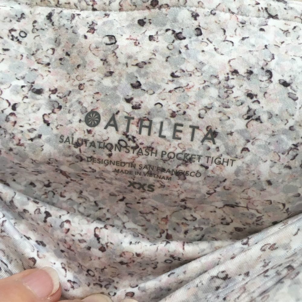 ‎ATHLETA SALUTATION STASH POCKET TIGHTS IN PEBBLE BEACH - Picture 4 of 7